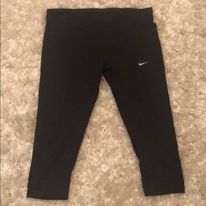 NWOT Nike Women’s Cropped Leggings Sz L